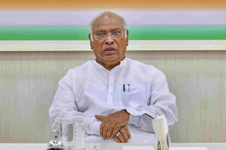 PM Modi speaks to Kharge, wishes him speedy recovery