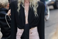 Claudia Schiffer regresa a las tendencias con los pantalones pitillo