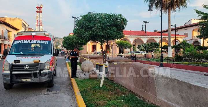 Muere hombre en situación de calle en plaza de Apatzingán