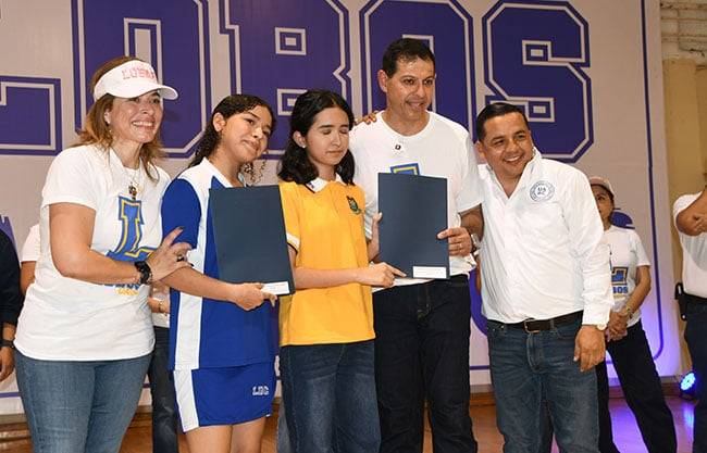 Dan bienvenida a los alumnos de la UAdeC
