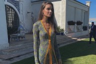 La invitada más elegante del fin de semana descartó llevar vestido y nos sorprendió con un dos piezas de pantalón de una firma que siempre funciona