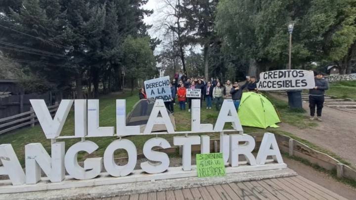 “Sin techo no hay futuro”: protesta en Villa La Angostura por la falta de vivienda
