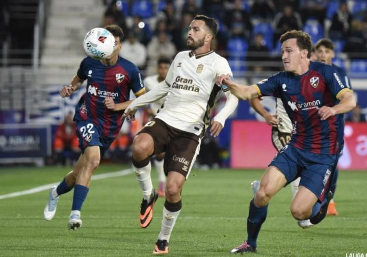 Y Kirian volvio a ser titular con la UD 264 días después... luciendo un brazalete especial