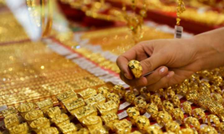 Gold prices touch new high on Dhanteras amid strong festive demand
