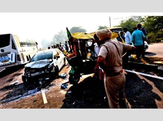 Over a dozen injured as car collides with auto after tyre burst [ FULL VIEW ]