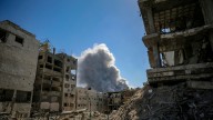 Israel bombardea Gaza mientras Hamas sigue analizando el plan de paz de Trump