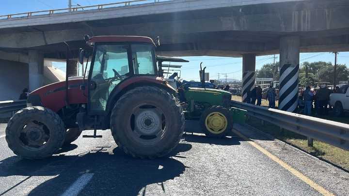En Guanajuato, productores de sorgo mantienen bloqueo carretero