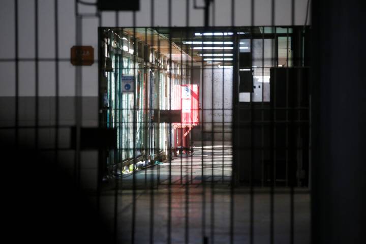 Despiden a asistente social del penal Biobío luego de ser sorprendida besándose con un reo