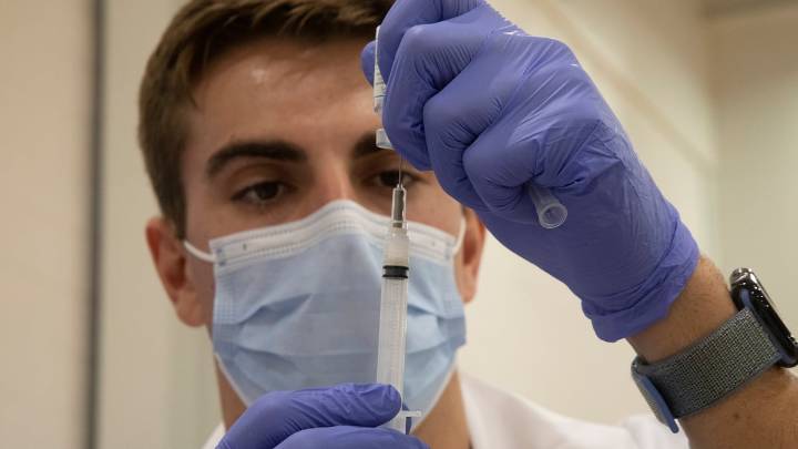 What Florida’s push to roll back vaccines means for college students