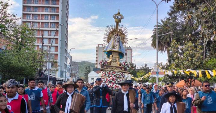 Peregrinos colman las calles de la capital en honor a su Santa Patrona