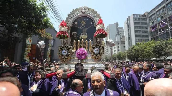Así se vive el primer recorrido del Señor de los Milagros en las calles del Centro de Lima [FOTOS]