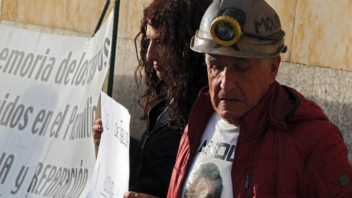 Manuel Moure, padre de uno de los mineros de la Vasco muertos en 2013, reclama justicia: "O casco o aquí me van a tener siempre"
