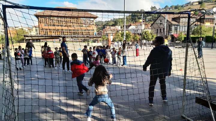 El balonmano "is coming home", vuelve a casa: 250 escolares participan en un entrenamiento en el concejo asturiano que vio nacer este deporte en España
