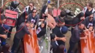 Repartidor intentó entregar flores en un funeral, tropezó frente al ataúd y terminó viviendo un bochornoso momento