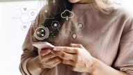 #Data / Viven pegados al internet