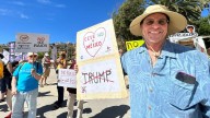 Estadunidenses en Baja California protestan contra “dictadura fascista” de Donald Trump (Video)