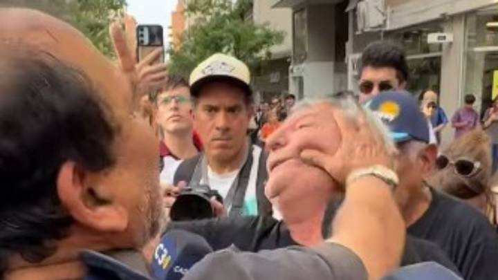 Libertarios le pegaron a un jubilado que cantaba la "Marcha peronista" antes del acto de Milei en Córdoba