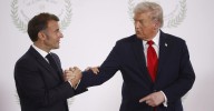 Pulsos, chistes y un micro abierto: los momentos más bizarros de Trump en la cumbre de Egipto