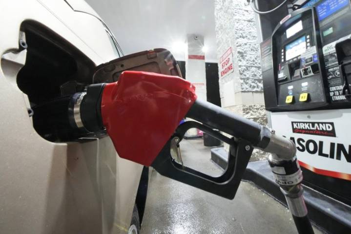 National gas price average drops below $3 a gallon and could stay there for months