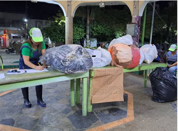 Mantienen centros de acopio para apoyar a comunidades afectadas por lluvias en la Huasteca