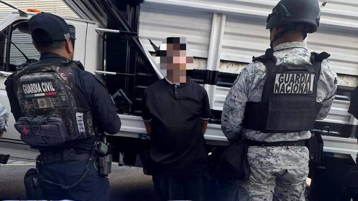 Aseguran dos mil litros de combustible ilegal y un arma de fuego en Huandacareo