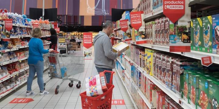 Cada vez más familias se endeudan para hacer compras en el supermercado, según un informe de la UBA