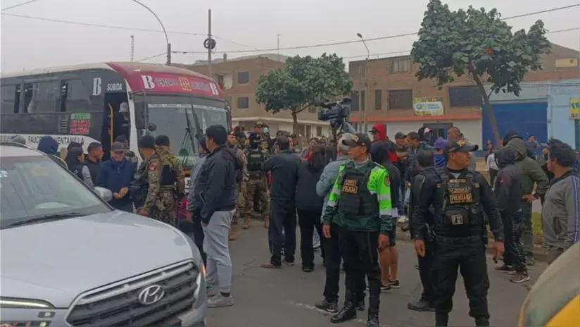 Transportistas bloquearon carril de la av. Néstor Gambetta en protesta por asesinato de chofer [FOTOS]