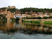 Casas colgantes, castillo templario y miradores: así es Miravet, el pueblo de cuento en España