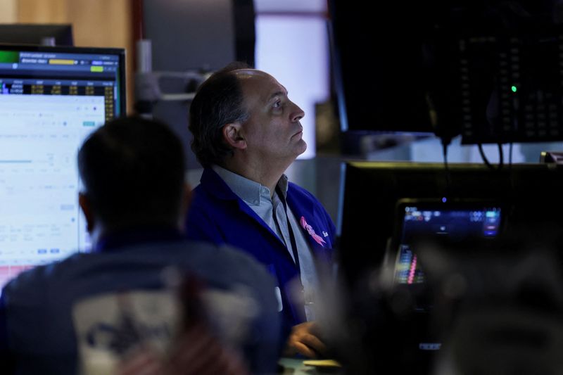 Stocks mostly flat after upbeat earnings; gold drops, yen weakens