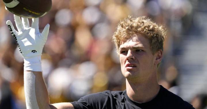Reece Vander Zee returns to Iowa depth chart after making season debut against Wisconsin