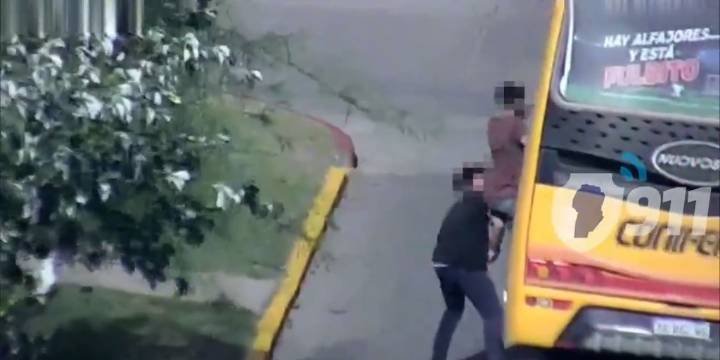 Video: le hicieron “piecito”, saltó por la ventana de un colectivo y robó un celular en Córdoba
