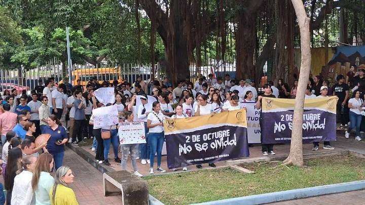 Estudiantes de la UAS marchan en Mazatlán, evocan la matanza de Tlatelolco de 1968