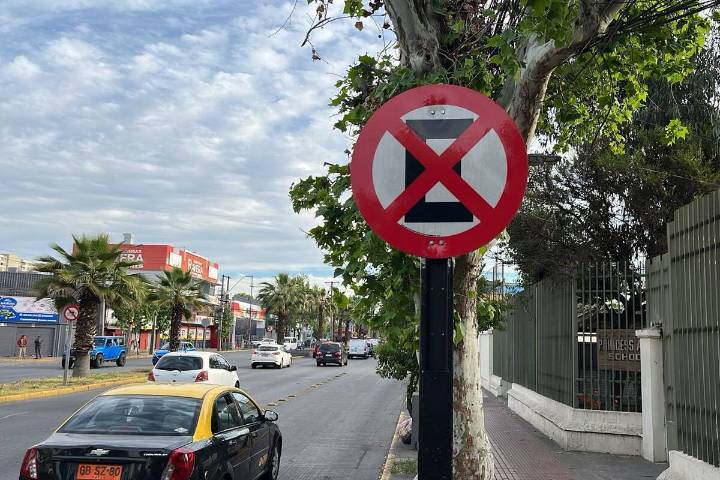 Acusan al municipio de La Cisterna por eliminar estacionamientos en Gran Avenida: serían claves para el comercio local