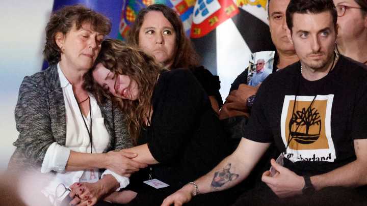 Decenas de víctimas llaman "asesino" a Mazón y "cómplices" al resto de autoridades presentes en el funeral