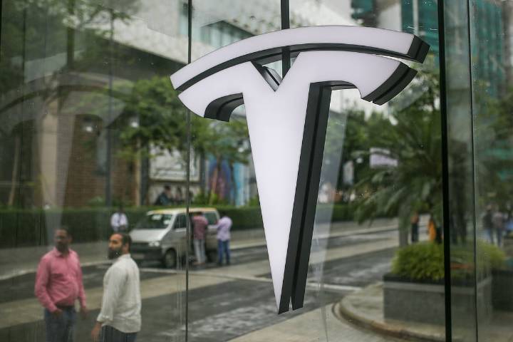 Tesla’s Profit Tumbles After Costs Undermine Record EV Sales