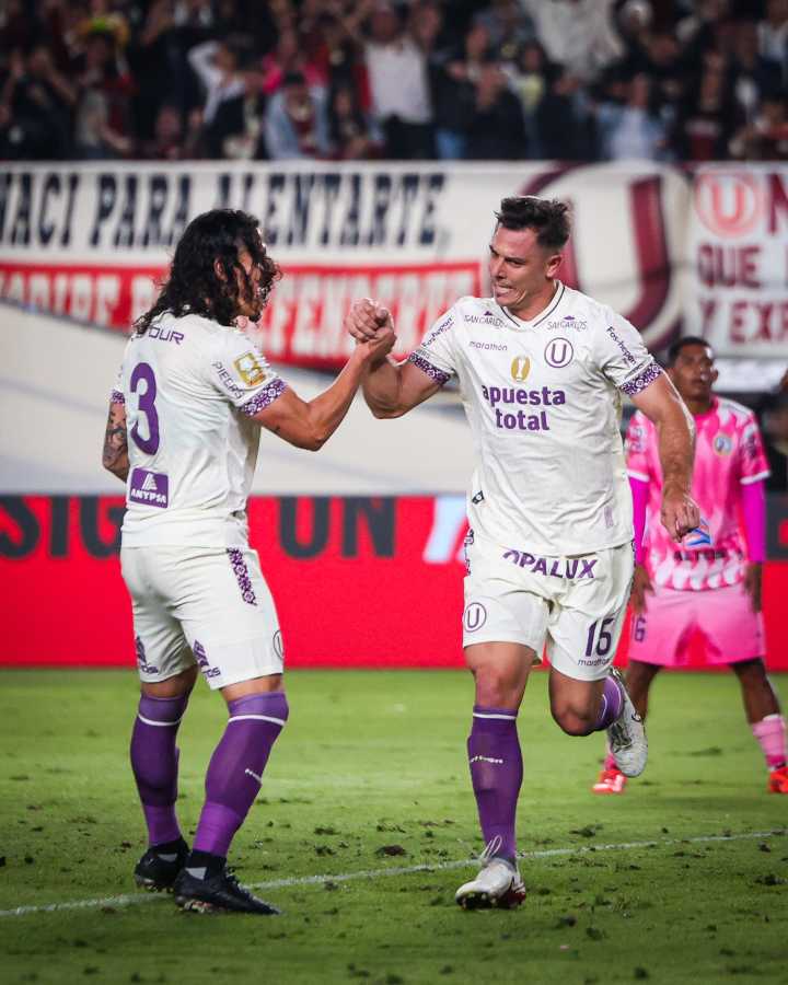 Universitario goleó a Juan Pablo II por 3-0 y avanza firme a lograr el Tricampeonato