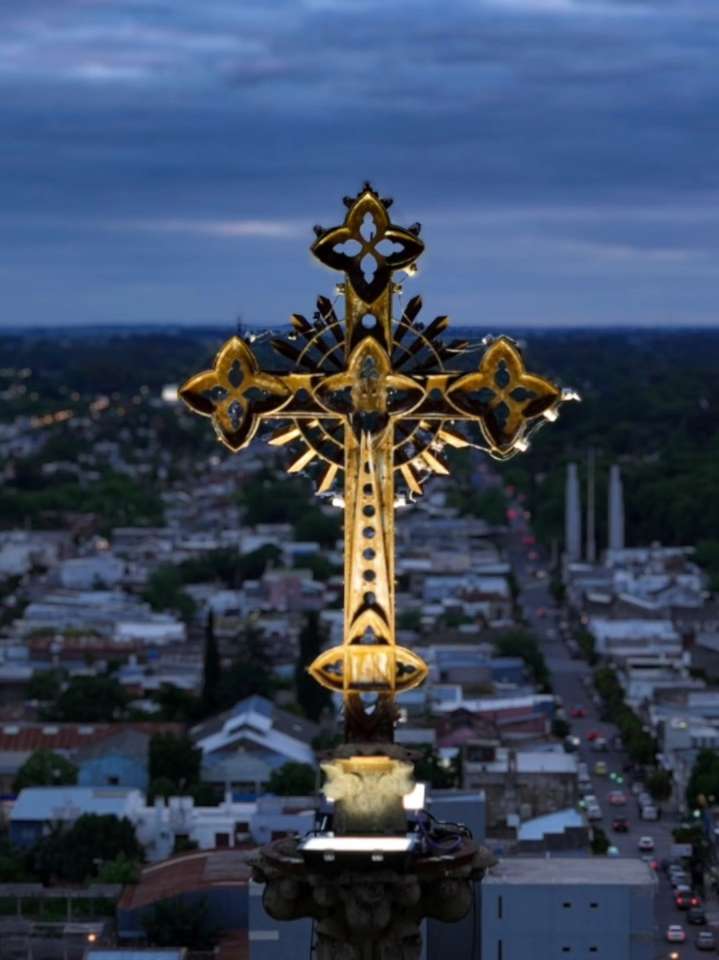 Imponentes imágenes: Un empleado municipal de Azul volvió a darle luz a la cruz de la Catedral
