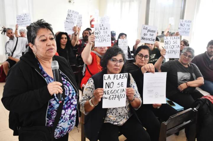 Artesanos y manualistas reclaman por las ferias en la plaza San Martín
