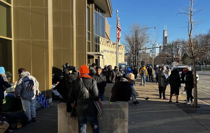En EE.UU., endurecen los operativos contra los migrantes, cientos y cientos son detenidos en la ciudad de Chicago