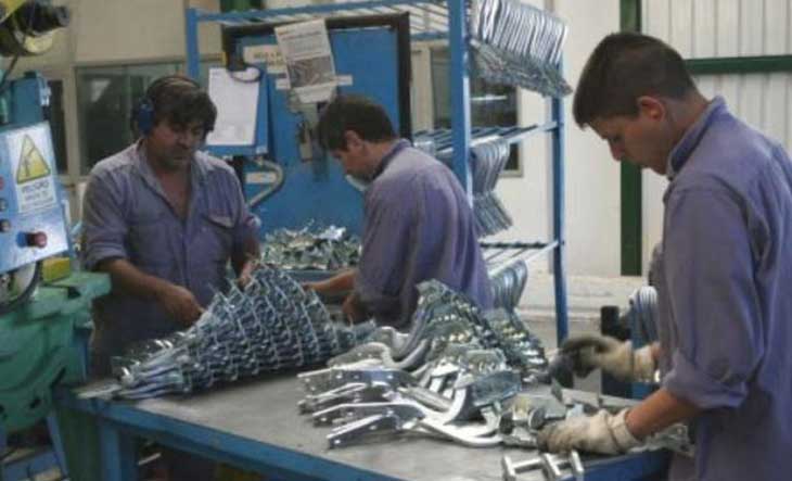 Sigue en caída: en agosto, la producción industrial se desplomó 4,4 por ciento interanual