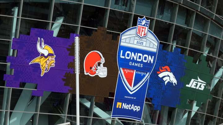 Cam Akers throws trick play TD pass to Josh Oliver as Vikings score in London