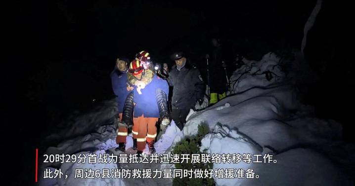Some 900 stranded by blizzard at Mount Everest reach safety