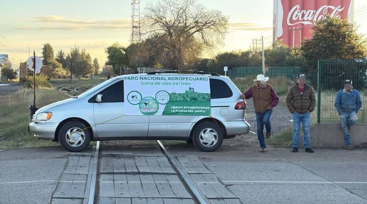 Productores bloquean vías del tren en Cuauhtémoc por crisis agropecuaria