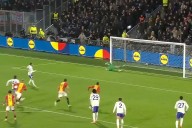 ¿Cómo le pegó? El penal fallado por un argentino que sorprendió a todos en la Europa League