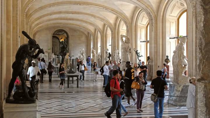 Un robo en el Louvre provoca el cierre del museo durante todo el domingo: tres ladrones se llevan nueve joyas