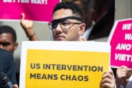 Jóvenes venezolanos protestan ante Embajada de EE.UU. en contra de una intervención militar