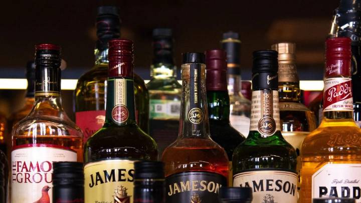 Maharashtra’s Liquor Sales Plunge After Price Hike, Excise Revenue Slumps
