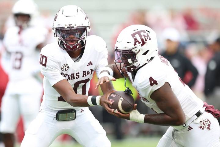 Deadspin | Marcel Reed shines as No. 4 Texas A&M holds off late Arkansas rally to stay perfect