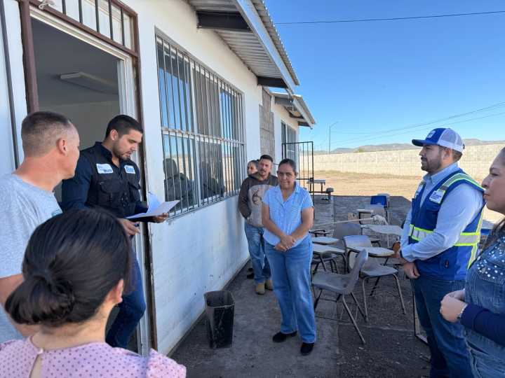 Entrega Ichife mobiliario para Telebachillerato de NCG