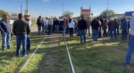 Bloquearon productores vías del tren en Delicias, Jiménez y Cuauhtémoc
